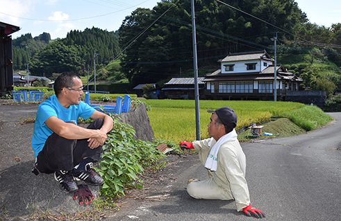 道端で休憩しながら話している町の人