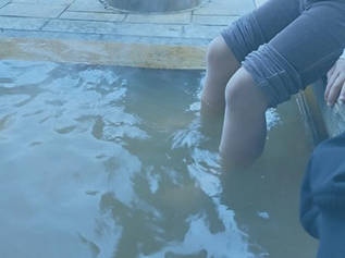 足湯に浸かる人
